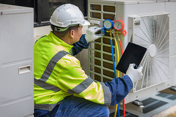 Professional Hvac technician working in Scottsmoor, FL